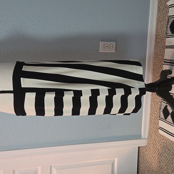 BANANA REPUBLIC Black & White Asymetrical Striped Pencil Skirt Sz 14 Rugby Strip - Picture 4 of 11